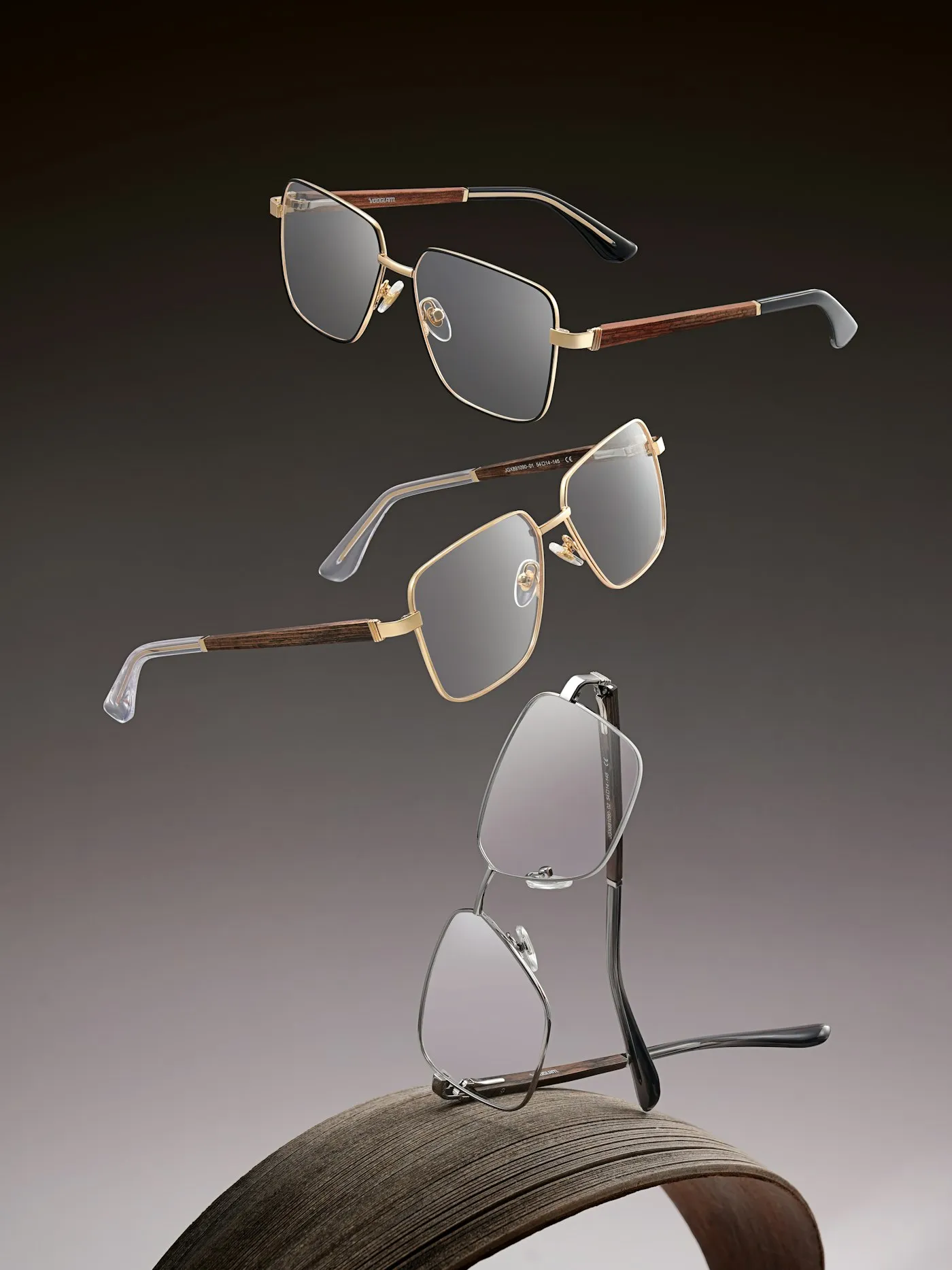 Gafas graduadas de diseño sobre fondo claro